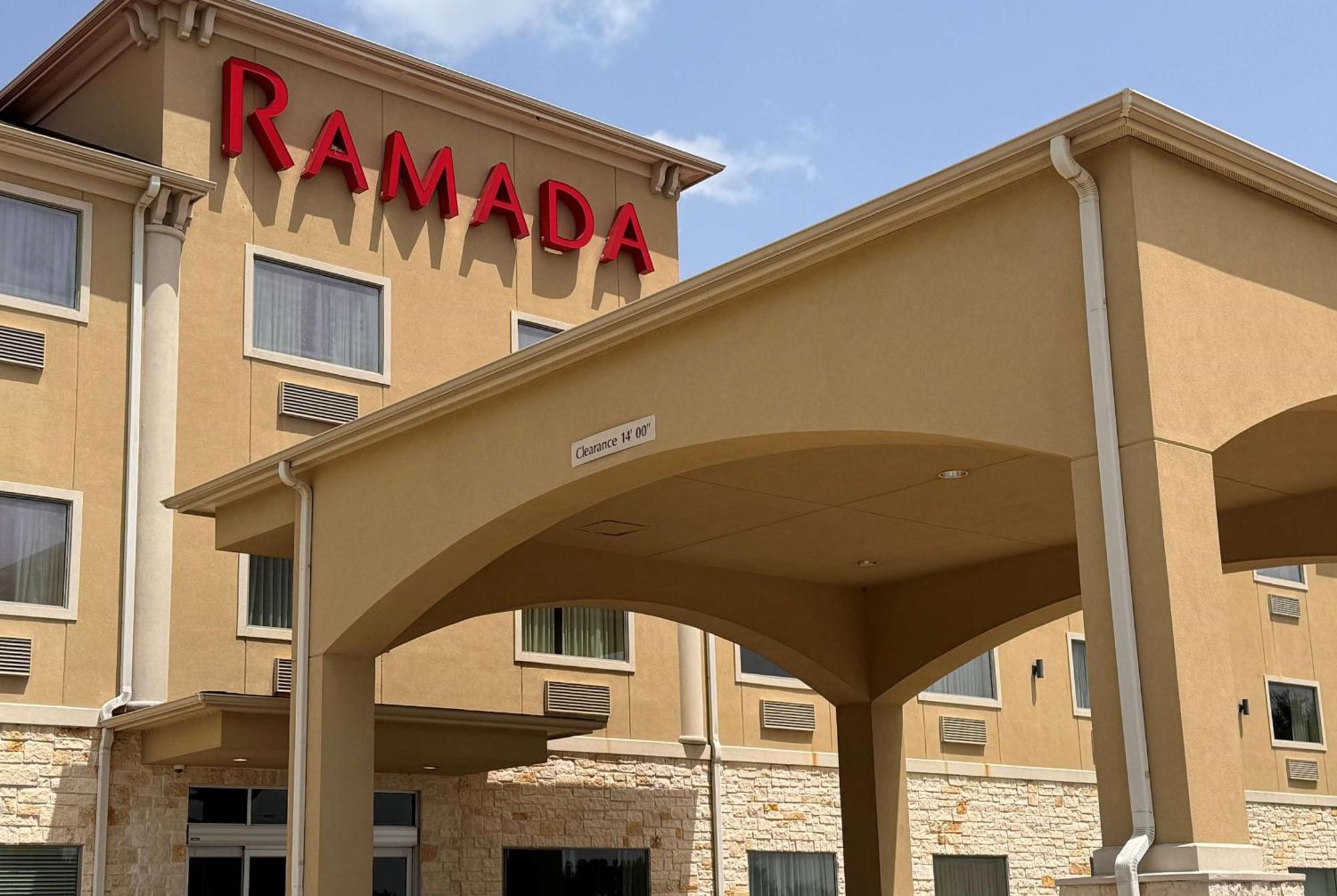 Hotel Ramada By Wyndham College Station Exterior foto